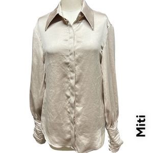 ❄️ MITR long sleeve satiny button up champagne blouse + size M